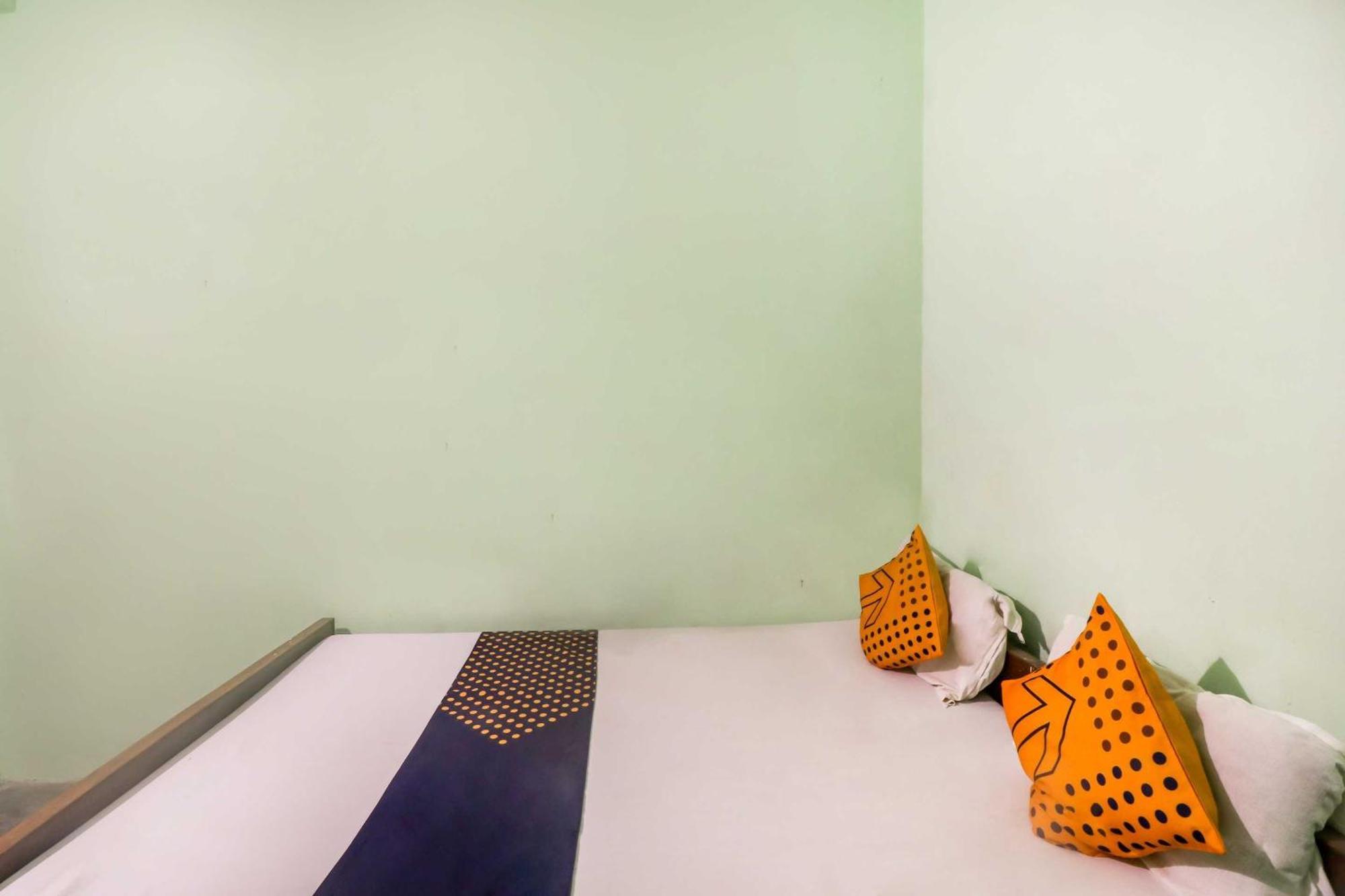 Spot On Mishra Guest House Варанаси Экстерьер фото